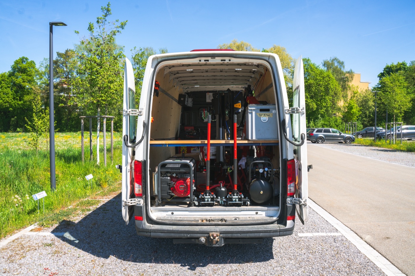 Geöffneter Einsatzwagen mit kompletter Reifenwechsel-Ausrüstung an Bord — Kompressor, Drehmomentschlüssel und Werkzeug für den mobilen Pneuservice in Winterthur