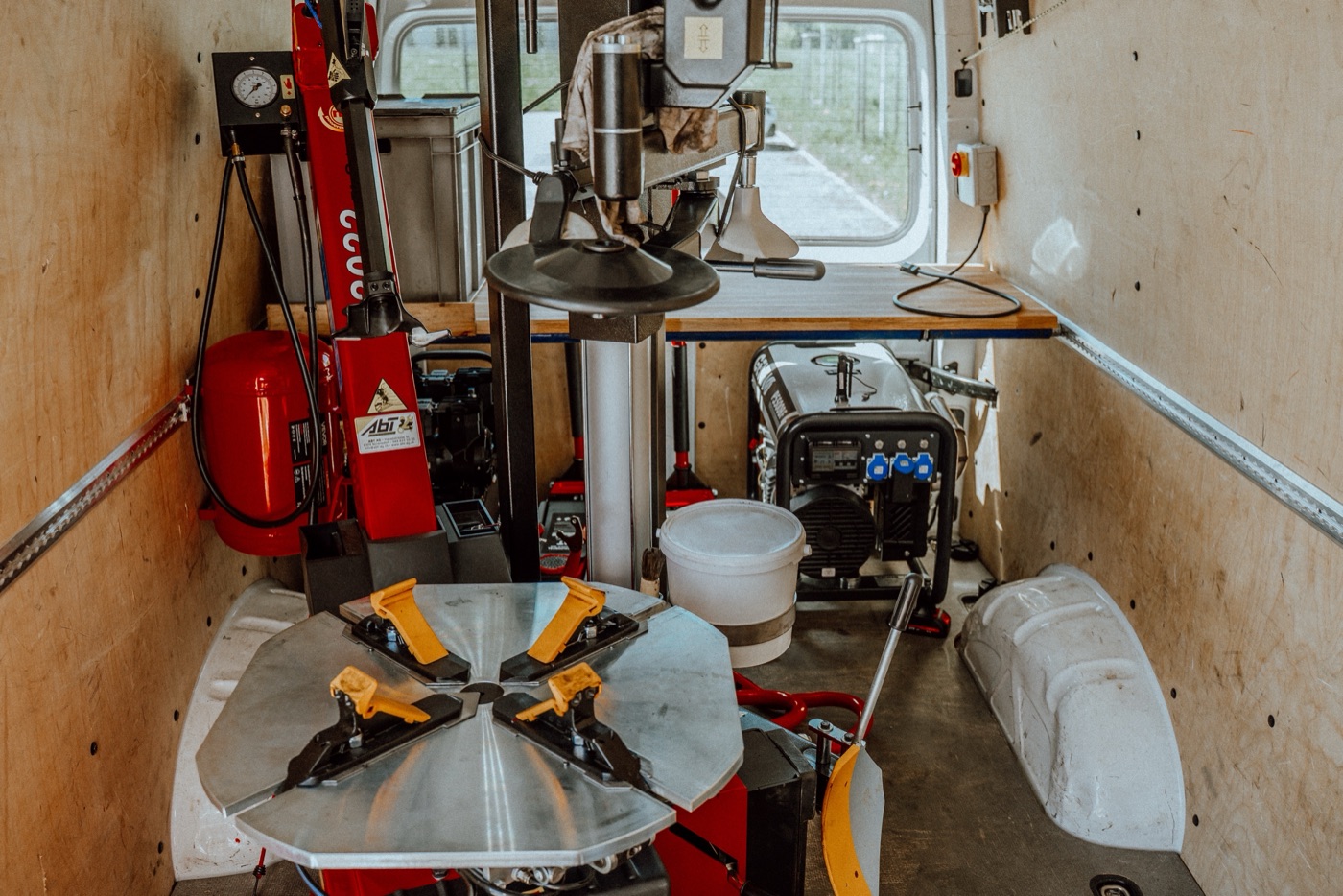 Professionelle Reifenmontagemaschine und Stromgenerator im Kenzo-Einsatzwagen für den mobilen Pneuservice und Auswuchten in Winterthur